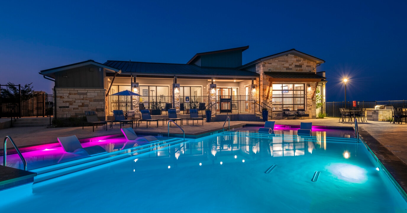 The Ridge at Headwaters in Dripping Springs, TX - Foto de edificio
