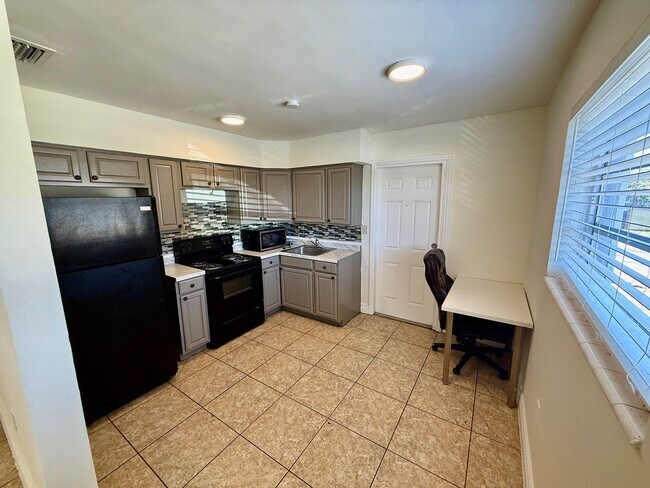 2633-2635 NW 9th Ave