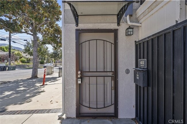 411 S Kenneth Rd in Burbank, CA - Building Photo - Building Photo