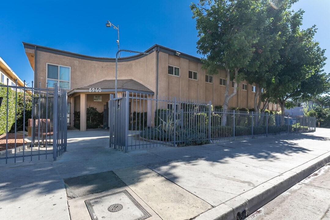 8960 Orion Ave in Los Angeles, CA - Building Photo
