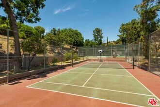 6752 Hillpark Dr, Unit 201 in Los Angeles, CA - Foto de edificio - Building Photo