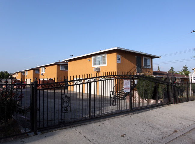 Franklin Terrace Apartments in Pomona, CA - Foto de edificio - Building Photo