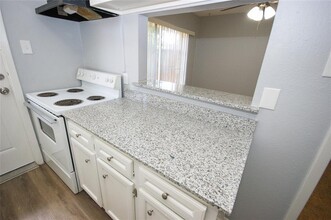7925 Grove Ridge Dr in Houston, TX - Building Photo - Building Photo