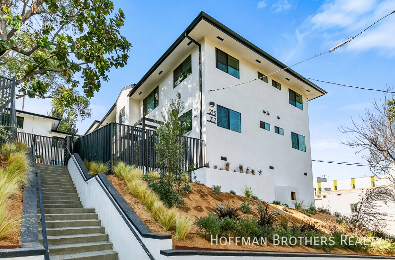 233 Lucas Ave in Los Angeles, CA - Building Photo