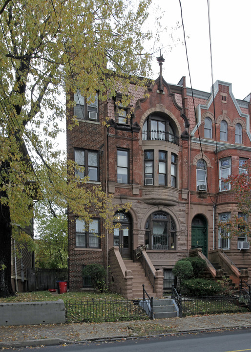 114 Summit Ave in Jersey City, NJ - Building Photo