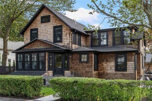 14 Robinson St in Narragansett, RI - Building Photo