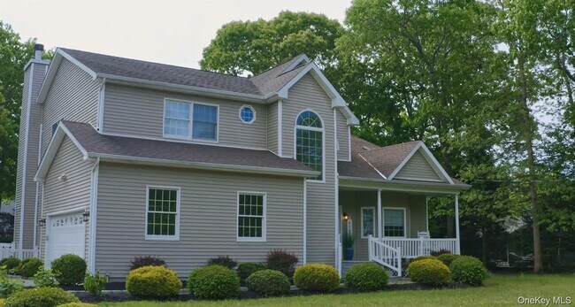 5 Mill Race Rd in Hampton Bays, NY - Building Photo - Building Photo