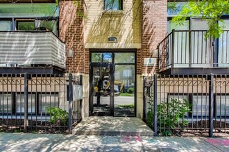 5771 N Ridge Ave in Chicago, IL - Foto de edificio - Building Photo