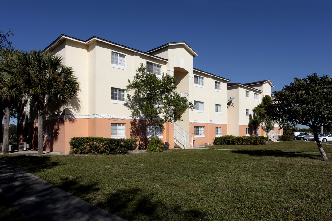 Lakewood at Emerald Hills in Hollywood, FL - Foto de edificio