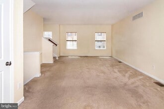 517 Boxwood Ln in Woodbury, NJ - Building Photo - Building Photo