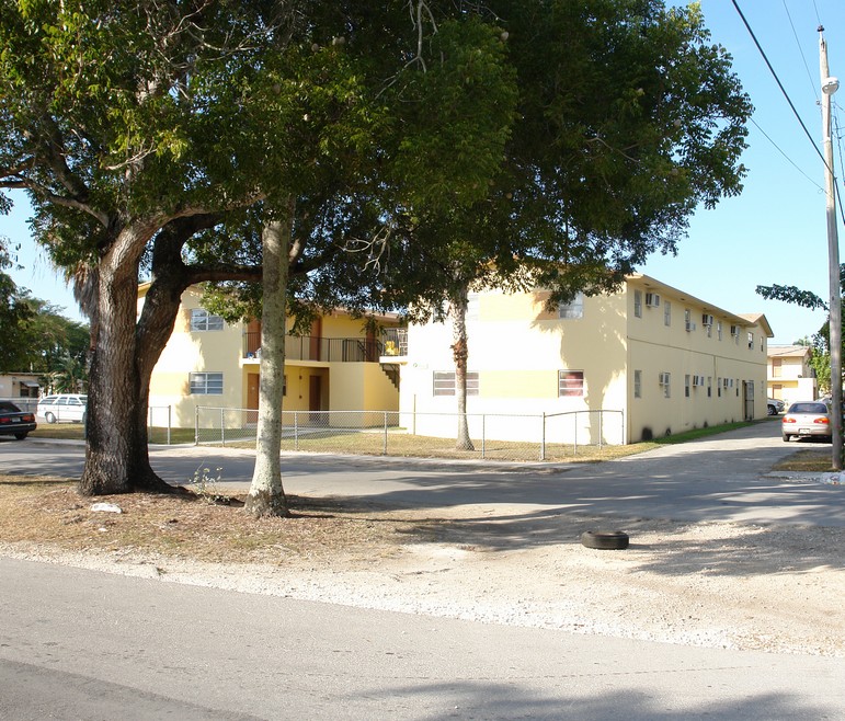 Ensign House Apartment in Ontario, CA - Building Photo