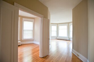 2216 E Ivanhoe Pl, Unit 2216#1 in Milwaukee, WI - Building Photo - Building Photo