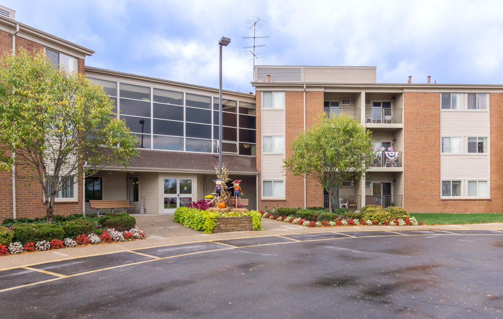 Elmcrest Village in Flushing, MI - Building Photo