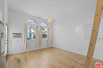 1341 Lilac Terrace in Los Angeles, CA - Building Photo - Building Photo