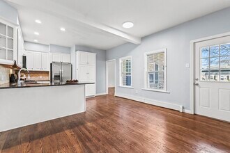 1142 Washington St in Whitman, MA - Foto de edificio - Building Photo