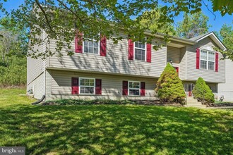 7039 Heather Dr in Bryans Road, MD - Foto de edificio - Building Photo