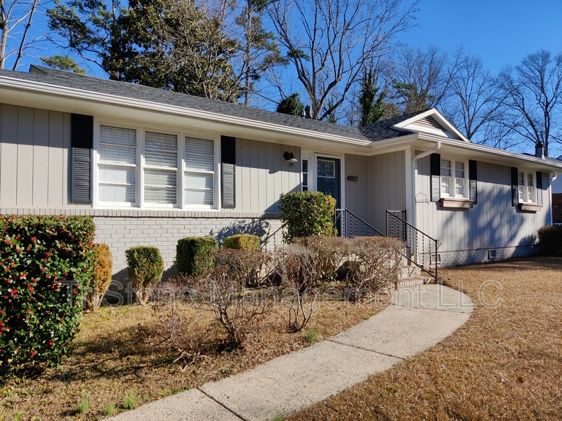 4907 Farm Pond Ln in Charlotte, NC - Building Photo