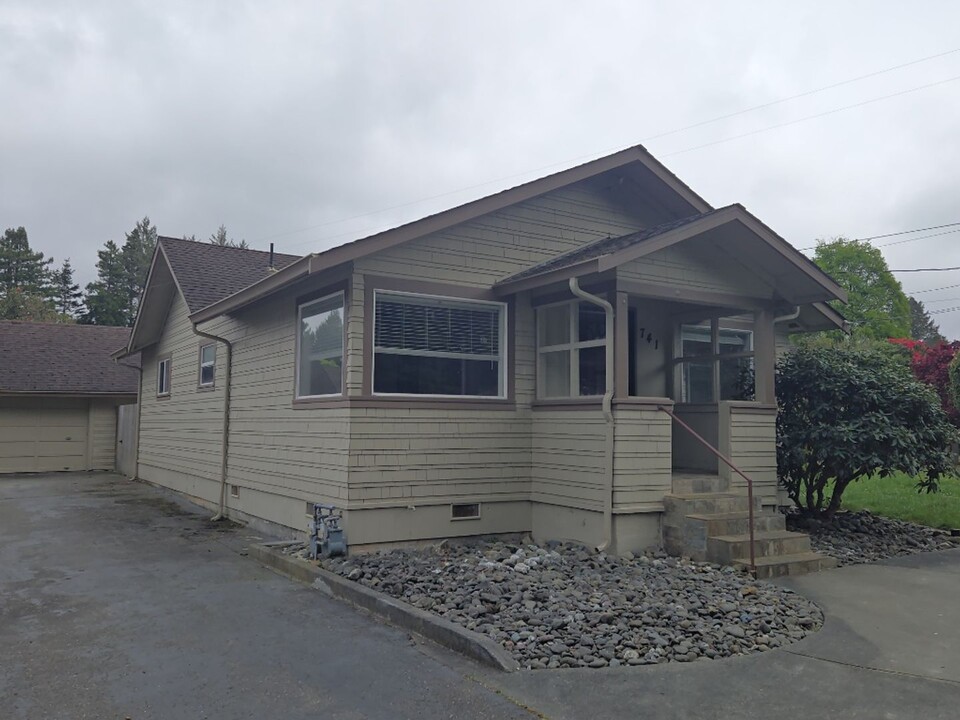 741 Westgate Dr in Eureka, CA - Foto de edificio