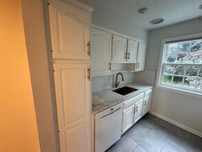 11 Pond Ln in Darien, CT - Building Photo - Building Photo