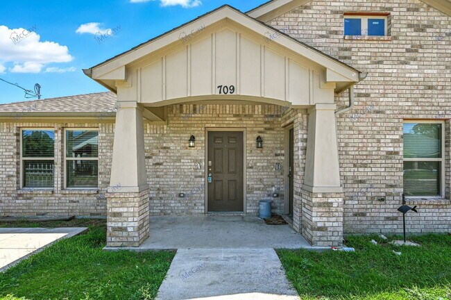 709 W Madison St in Ennis, TX - Building Photo - Building Photo