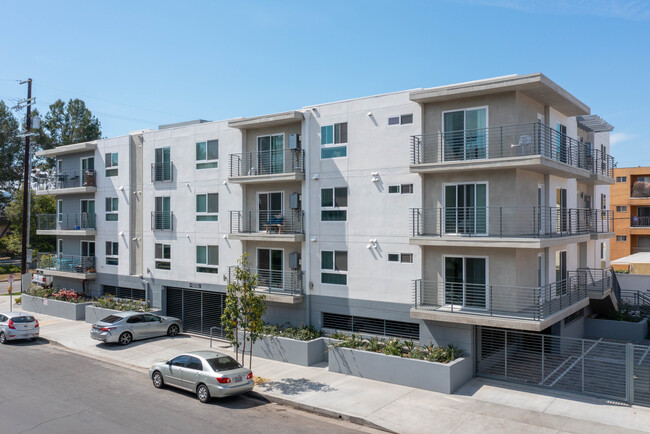5405 Hermitage in Valley Village, CA - Foto de edificio - Building Photo
