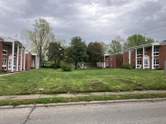 property at 103 N Russell St