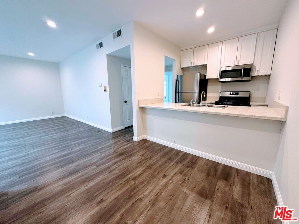 424 Westmoreland Ave in Los Angeles, CA - Building Photo