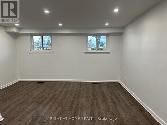 606 Lansdowne Dr in Oshawa, ON - Building Photo - Building Photo