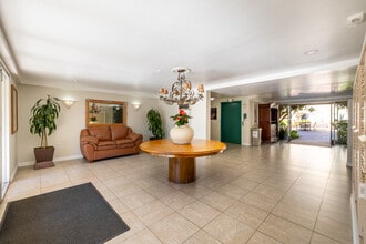 Park Merridy in Northridge, CA - Foto de edificio - Building Photo