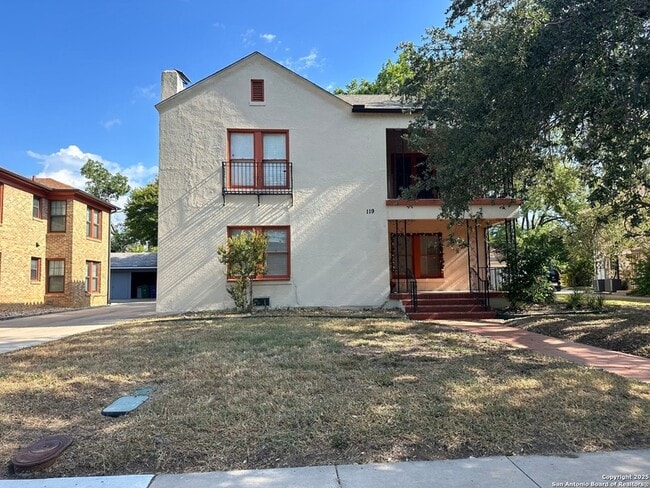 property at 119 E Ridgewood Ct