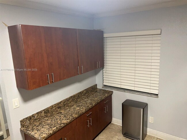 803 NW 208th Ter in Pembroke Pines, FL - Foto de edificio - Building Photo