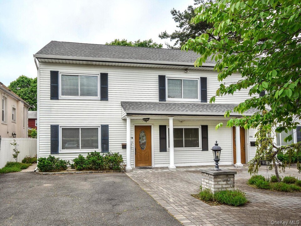 39 Graywood Rd in Port Washington, NY - Building Photo