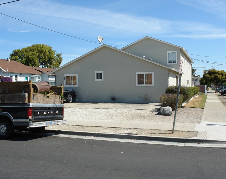 Chico Meadows in San Mateo, CA - Building Photo