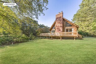 83 3 Mile Harbor Dr in East Hampton, NY - Building Photo