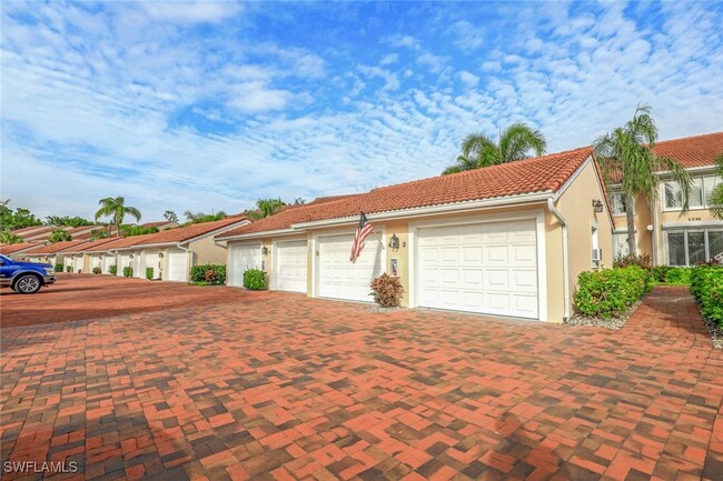 2395 Hidden Lake Dr in Naples, FL - Foto de edificio - Building Photo