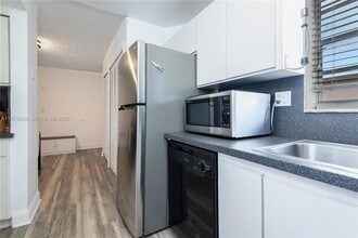 8889 Fontainebleau Blvd, Unit 201 in Miami, FL - Building Photo - Building Photo