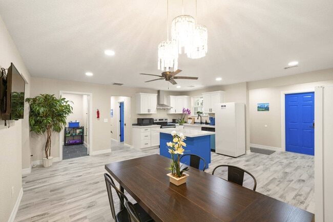 1307 Diplomat Way in Houston, TX - Foto de edificio - Building Photo