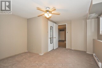 723 Scottsdale Dr in Guelph, ON - Building Photo - Building Photo