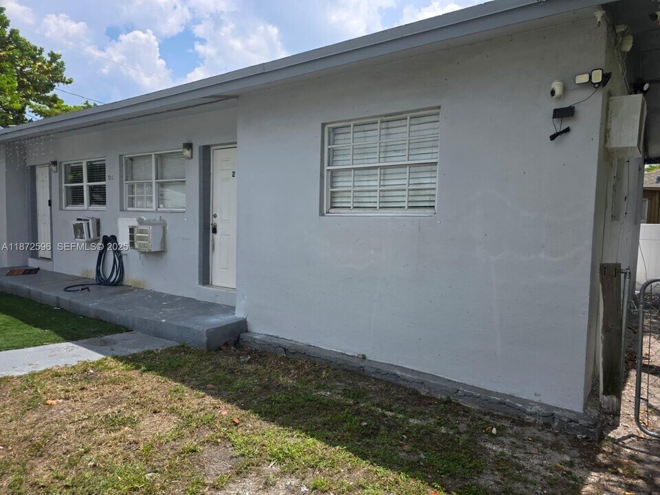 511 NW 4th Ave in Hallandale Beach, FL - Foto de edificio
