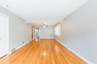 7637 S Essex Ave in Chicago, IL - Building Photo - Building Photo