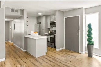 18620 Hatteras St, Unit 223 in Tarzana, CA - Building Photo - Building Photo