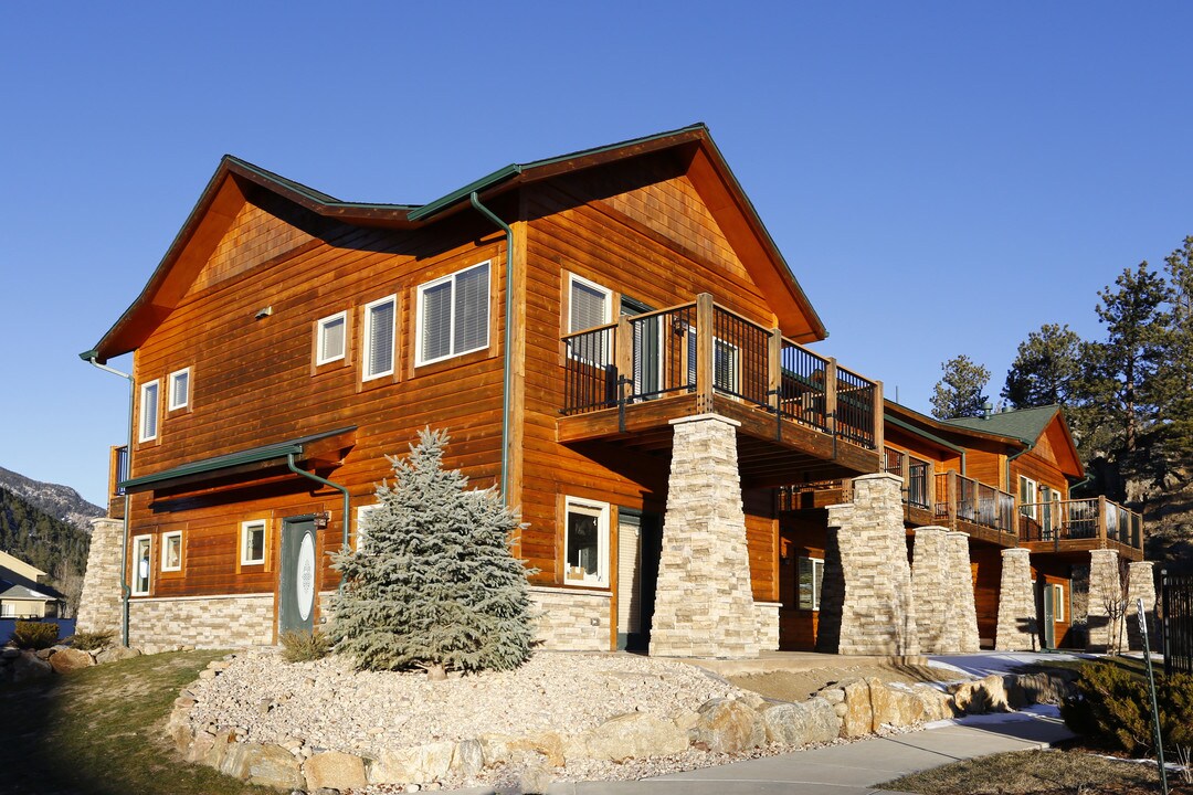 Fall River Village in Estes Park, CO - Foto de edificio