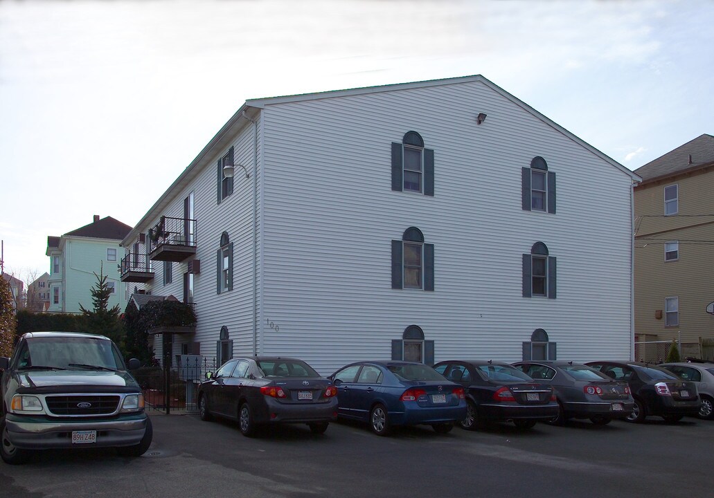 100 Howard St in Fall River, MA - Foto de edificio