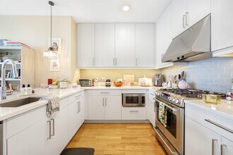 15 Somerset Ln in Edgewater, NJ - Building Photo - Building Photo