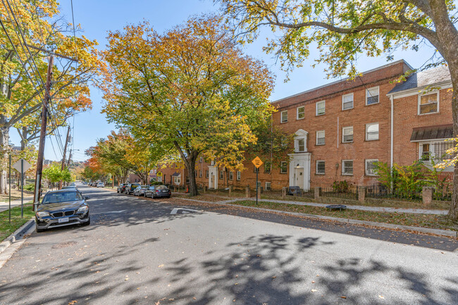 Elmwood Condominiums in Washington, DC - Foto de edificio - Building Photo