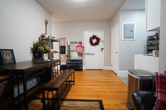 1455 Beacon St in Brookline, MA - Foto de edificio - Building Photo