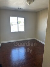5258 Paradise Skies Ave in Las Vegas, NV - Building Photo - Building Photo