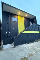 5831 SE Foster Rd in Portland, OR - Building Photo