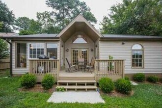 2220 Lenox Rd NE in Atlanta, GA - Building Photo - Building Photo