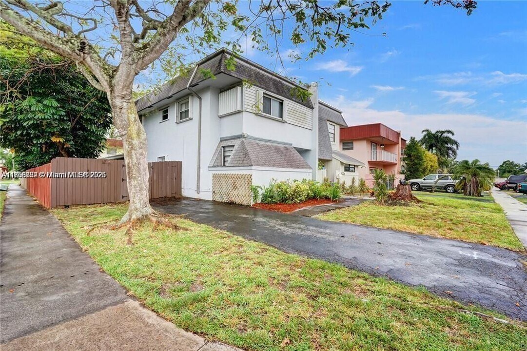 8002 SW 5th St in North Lauderdale, FL - Building Photo